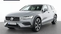 Grau Gebraucht 2023 Volvo V60 CC Plus Kombi | 38.880 € (Fairer Preis)