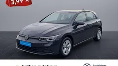 Grau Gebraucht 2024 VW Golf VIII Life Limousine | 23.420 € (Fairer Preis)