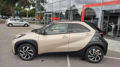 Ginger beige / night sky black Neu 2025 Toyota Aygo X SUV | 15.870 € (Guter Preis)