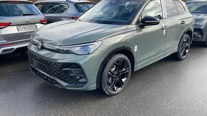 Cipressino grün metallic Neu 2026 VW Tiguan R-line SUV | 55.445 € (Fairer Preis)