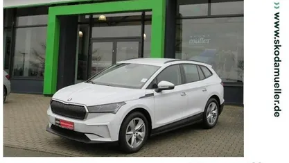 Weiß (moonweiss metallic) Gebraucht 2022 Skoda Enyaq iV Loft SUV | 28.390 € (Fairer Preis)
