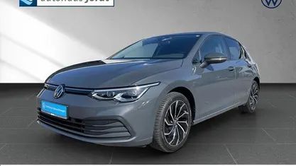 Gebraucht VW Golf VIII Life 131 PS (96 kW) 2022 Delfingrau (metallic) Limousine