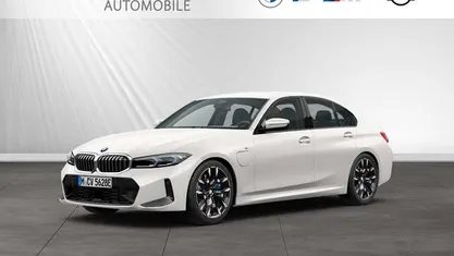 Gebraucht BMW 330e M Sport 292 PS (214 kW) 2024 Mineralweiß metallic Limousine