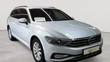 Gebraucht VW Passat Business 150 PS (110 kW) 2023 Scale silver metallic Kombi