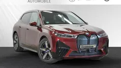 Aventurinrot metallic Gebraucht 2024 BMW iX Sport Line SUV | 54.888 € (Superpreis)