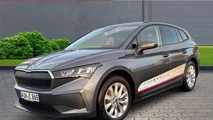Graphitegrau metallic Gebraucht 2025 Skoda Enyaq iV Loft SUV | 38.590 € (Guter Preis)