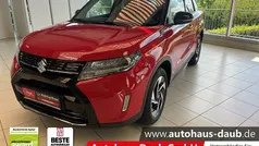 Bright red / cosmic black pearl metallic Neu 2025 Suzuki Vitara Comfort+ SUV | 26.240 € (Fairer Preis)
