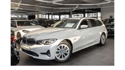 Gebraucht BMW 320 Advantage 163 PS (119 kW) 2022 Mineralweiss Kombi