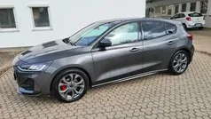 Grau (metallic) Gebraucht 2023 Ford Focus ST Limousine | 25.990 € (Fairer Preis)