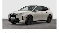 Dune grey metallic Neu 2025 BMW iX M Sport SUV | 109.500 € (Superpreis)