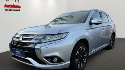 Gebraucht Mitsubishi Outlander P-HEV Plus 203 PS (149 kW) 2018 Cool silver (silber) SUV