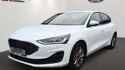 Gebraucht Ford Focus Titanium 125 PS (91 kW) 2024 Frozen white (pn3gz Limousine