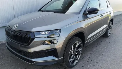 Reflexsilber metallic Neu 2025 Skoda Karoq SportLine SUV | 41.790 € (Fairer Preis)