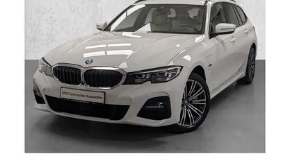 Weiß Gebraucht 2022 BMW 330e M Sport Kombi | 29.990 € (Guter Preis)