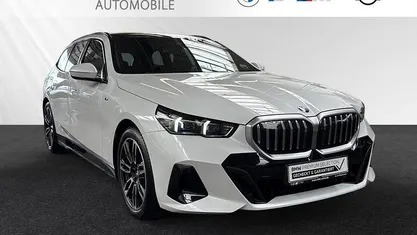 Mineralweiss metallic Gebraucht 2024 BMW 520 Comfort Edition Kombi | 47.500 € (Guter Preis)