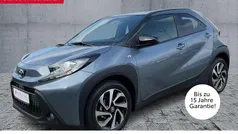 Celestite grey (1k3)/ black mi Gebraucht 2025 Toyota Aygo X SUV | 17.990 € (Fairer Preis)