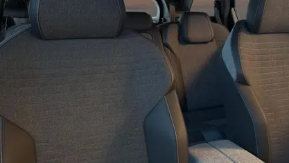 Neu Peugeot 5008 Allure 145 PS (106 kW) 2026 Okenite weiß metallic SUV