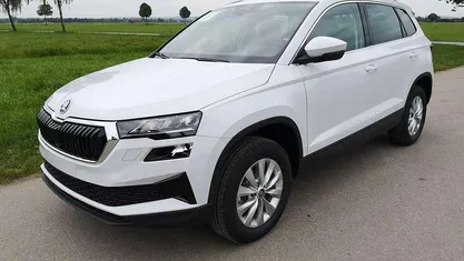 Nevadaweiß metallic Neu 2025 Skoda Karoq Selection SUV | 32.840 € (Fairer Preis)
