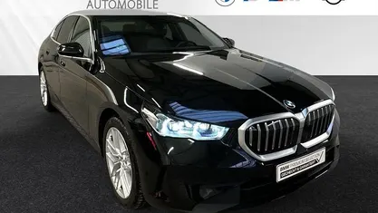 Saphirschwarz Gebraucht 2024 BMW 520 Comfort Edition Limousine | 48.784 € (Superpreis)