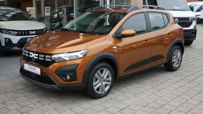 Gebraucht Dacia Sandero Expression 91 PS (66 kW) 2023 Gold Limousine