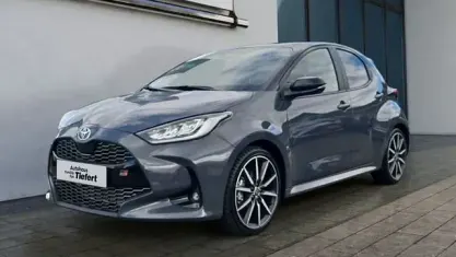 Neu Toyota Yaris Hybrid Sport 131 PS (96 kW) 2025 Grau Kleinwagen