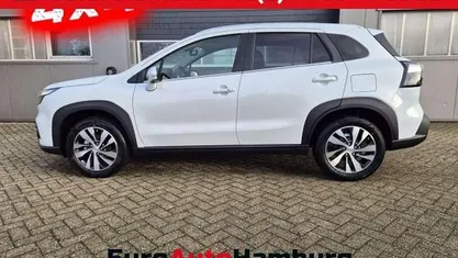 Cool white pearl metallic Neu 2025 Suzuki SX4 S-Cross Comfort+ Limousine | 28.590 € (Fairer Preis)