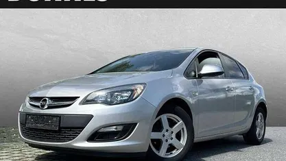 Silber Gebraucht 2014 Opel Astra Selection Limousine | 6.590 € (Etwas zu teuer)