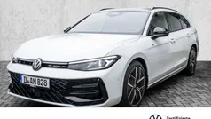 Pure white / grenadillschwarz metallic Gebraucht 2024 VW Passat R-line Kombi | 45.900 € (Fairer Preis)