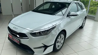 Neu Kia Ceed 101 PS (74 kW) 2025 Carraraweiss Kleinwagen