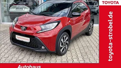 Chili red perleffekt/dach myst Gebraucht 2024 Toyota Aygo X Play SUV | 15.960 € (Fairer Preis)