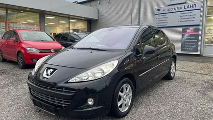 Gebraucht Peugeot 207 Tendance 73 PS (53 kW) 2012 Farbe schwarz obsidien/metalliclackierung mit schutzlack Kleinwagen