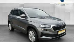Graphitegrau (metallic) Gebraucht 2024 Skoda Karoq Selection SUV | 31.690 € (Guter Preis)