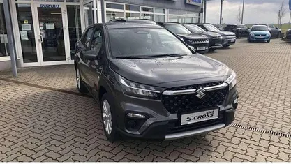 Titan dark gray pearl metallic Neu 2025 Suzuki SX4 S-Cross Comfort Limousine | 28.890 € (Fairer Preis)