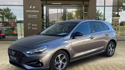 Gebraucht Hyundai i30 Intro Edition 160 PS (117 kW) 2021 Silky bronze Limousine