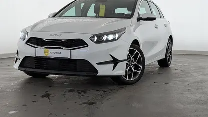 Gebraucht Kia Ceed Spirit 160 PS (117 kW) 2022 Deluxeweiss Kleinwagen