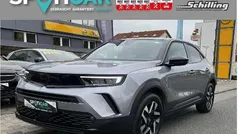 Quarz grau / schwarz Gebraucht 2024 Opel Mokka SUV | 20.990 € (Fairer Preis)
