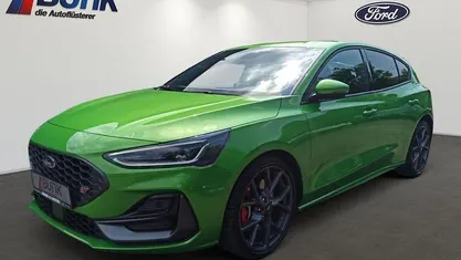 Mean green metallic (pn4jl) Gebraucht 2023 Ford Focus ST Limousine | 31.980 € (Fairer Preis)