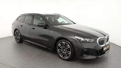 Gebraucht BMW 520 M Sport 197 PS (144 kW) 2025 Sophistorgrau Kombi