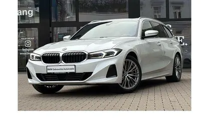 Weiß Gebraucht 2023 BMW 330 Performance Kombi | 40.880 € (Fairer Preis)