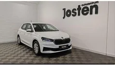Weiß (moonweiss metallic) Gebraucht 2022 Skoda Fabia Active Limousine | 12.980 € (Fairer Preis)