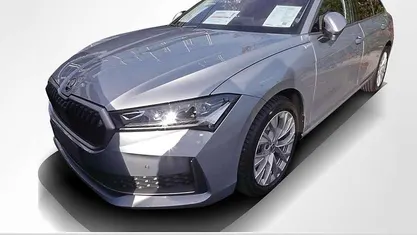 Aluminiumsilber metallic Gebraucht 2025 Skoda Superb Selection Kombi | 35.880 € (Guter Preis)