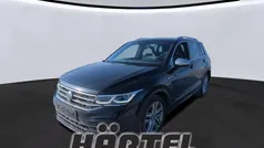 Deep black perleffekt, pearl effect Gebraucht 2023 VW Tiguan R SUV | 44.400 € (Fairer Preis)