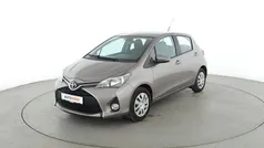 Grau Gebraucht 2015 Toyota Yaris Club Limousine | 9.840 € (Fairer Preis)