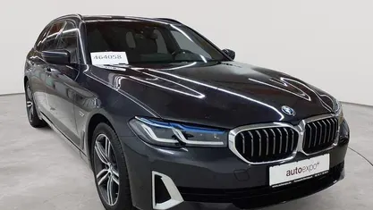 Gebraucht BMW 530e Luxury Line 184 PS (135 kW) 2022 Sophistograu brillanteffekt metallic Kombi