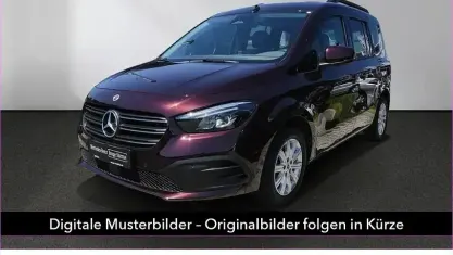Gebraucht Mercedes T180 Progressive 116 PS (85 kW) 2025 Rot Van / Kleinbus