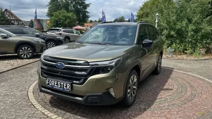 Neu Subaru Forester Platinum 136 PS (100 kW) 2026 Grün SUV