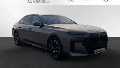 Gebraucht BMW 750e M Sport 489 PS (359 kW) 2024 Oxidgrau ii metallic Limousine