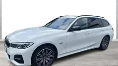 Weiß Gebraucht 2022 BMW 330e M Sport Kombi | 37.890 € (Fairer Preis)