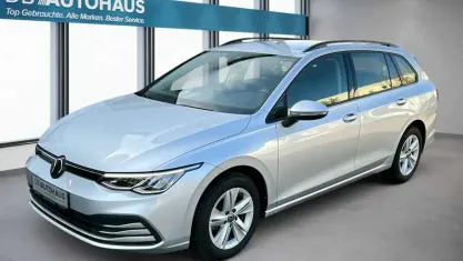 Begagnad VW Golf VIII Life 116 HK (85 kW) 2023 Silver Kombi