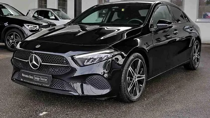 Metalliclack kosmosschwarz Gebraucht 2024 Mercedes A220 Night Limousine | 32.990 € (Guter Preis)